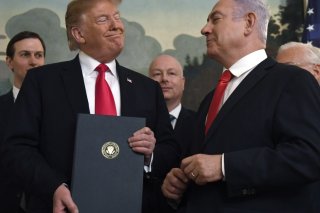 Donald Trump a préconisé qu'une grâce soit accordée au "grand héros" Benyamin Netanyahou, au lendemain du cessez-le-feu entre Israël et l'Iran (archives). KEYSTONE/AP/Susan Walsh